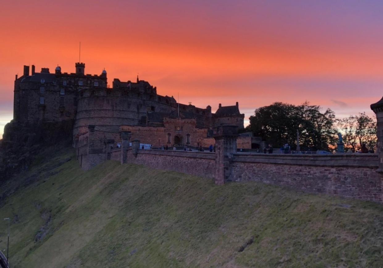 The Castle Esplanade Residence Edinburgh Exterior photo