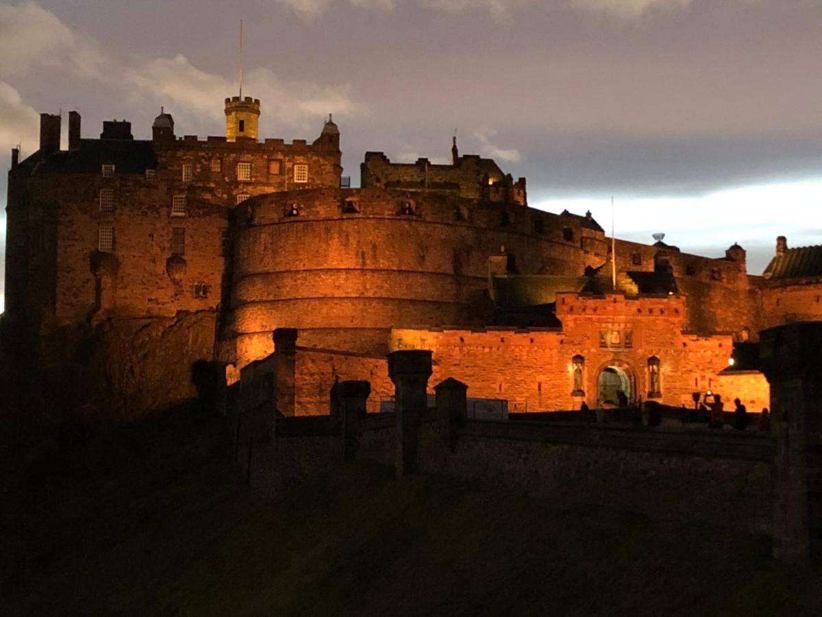 The Castle Esplanade Residence Edinburgh Exterior photo